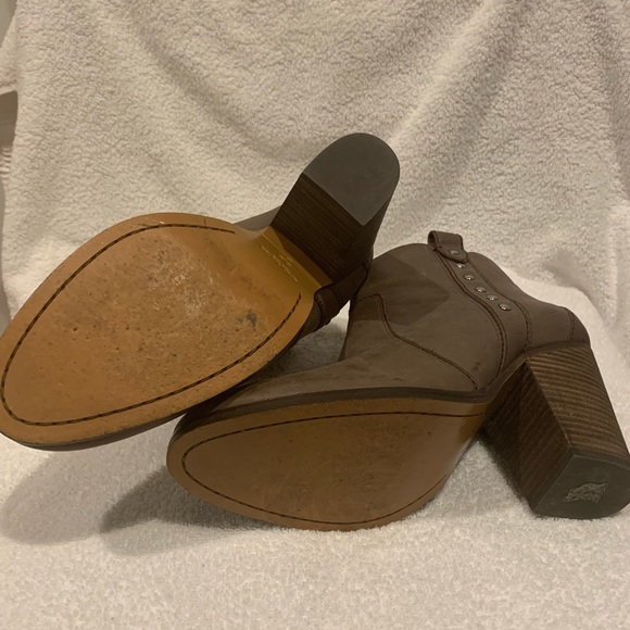 Coach booties, size 9.5 in a light brown leather - Picture 2 of 5